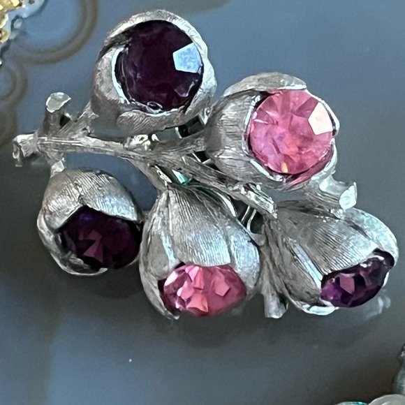 Sarah Coventry 1962 "Wisteria" Silver, Pink & Purple Crystal Clip-On Earrings - Picture 3 of 3